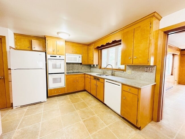 Photo - 5 Crest Dr W