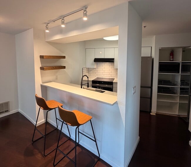Building Photo - 530 Melrose Ave E Unit #103