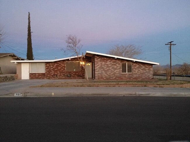 Building Photo - "Charming 4-Bed Oasis with 2 Full Baths and Spacious Living in Barstow!"