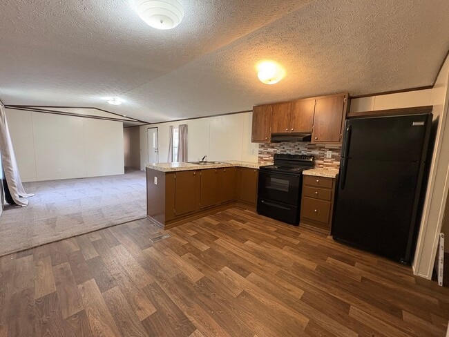 Photo - Nice 3 bedroom/2 bathroom mobile home located in Willow Oak Park in Keithville! Unit Willow Oak 2996