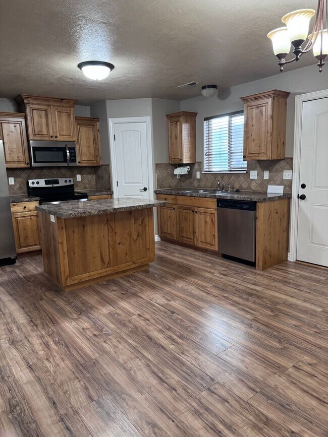 SUPER CUTE 3 BED 1.5 BATH TOWNHOME AT THE Townhome Rental in