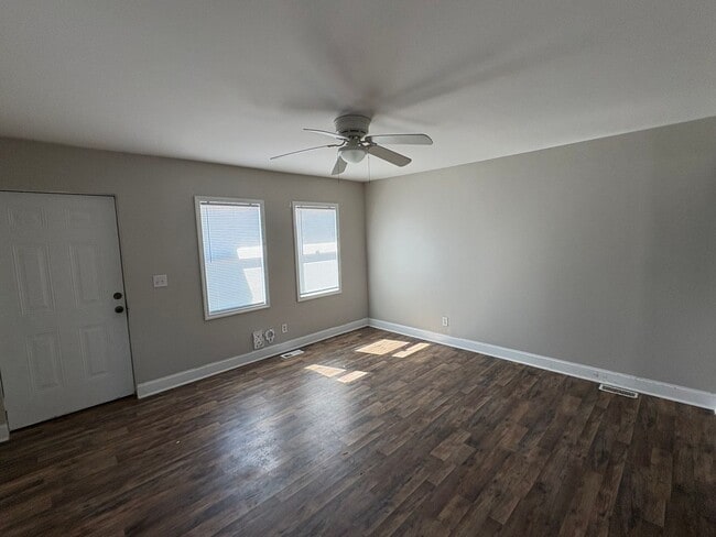 Building Photo - 2 Bedroom available now!! $900/month! Updated unit!!