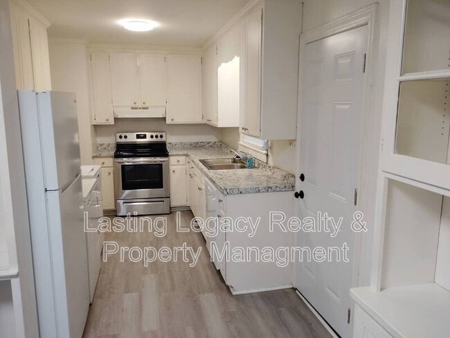 Photo - 656 Bost St