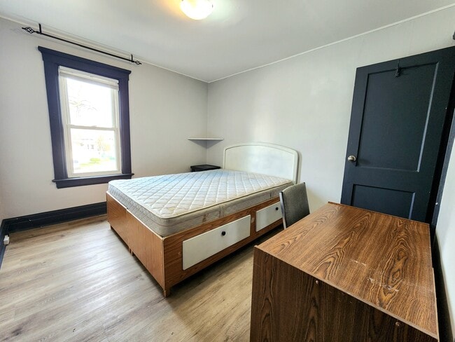 Chambre avec lit queen, bureau, étagères, tiroirs - 329 Randolph Av