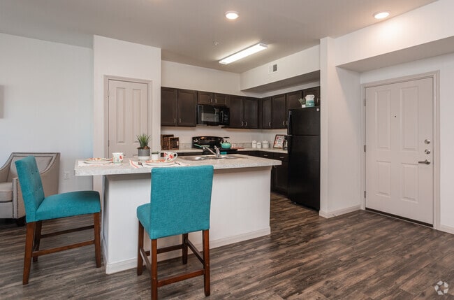 1BR, 1BA - 752SF Kitchen & Dining