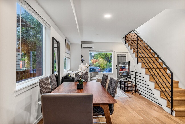 Photo - 5201 Brooklyn Ave NE Unidad ID1372967P