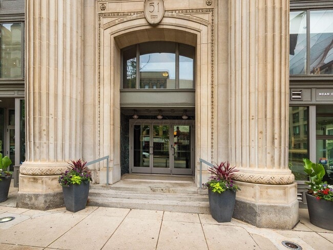 Photo - 51 N High St Unidad 804