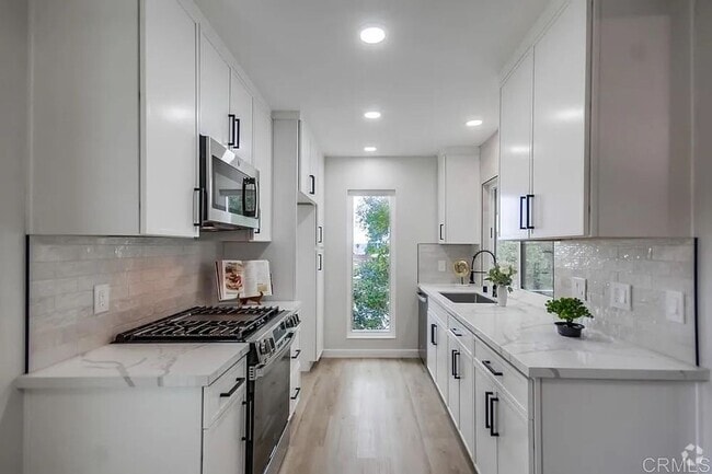 Building Photo - Fully Remodeled 2BR Condo with Designer Fi... Unit 64