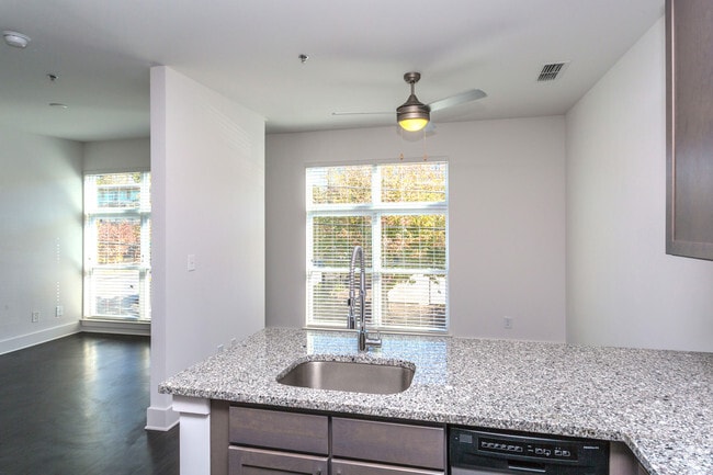 1BR, 1BA - 596 SF