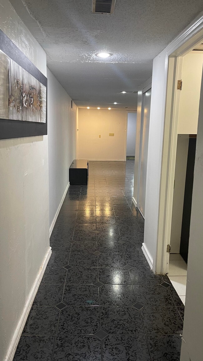 Photo - 700 Brock Av