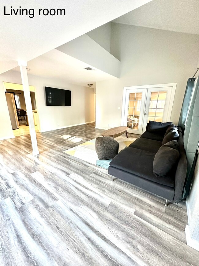 Photo - 2037 Robert Way Unidad 4 - Upstairs right large