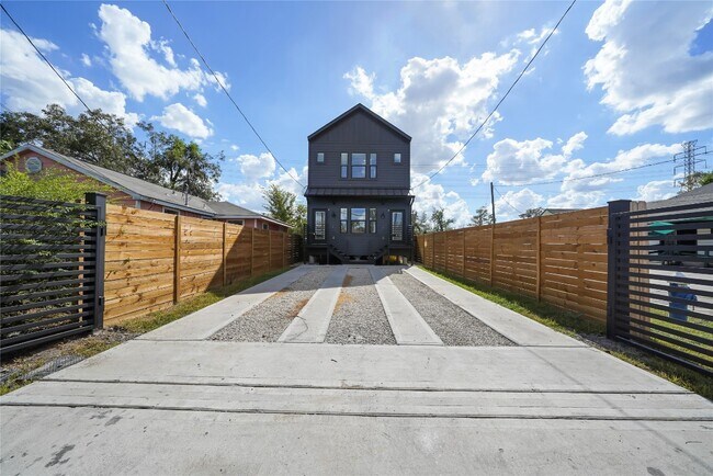 Photo - 402 E 37th St