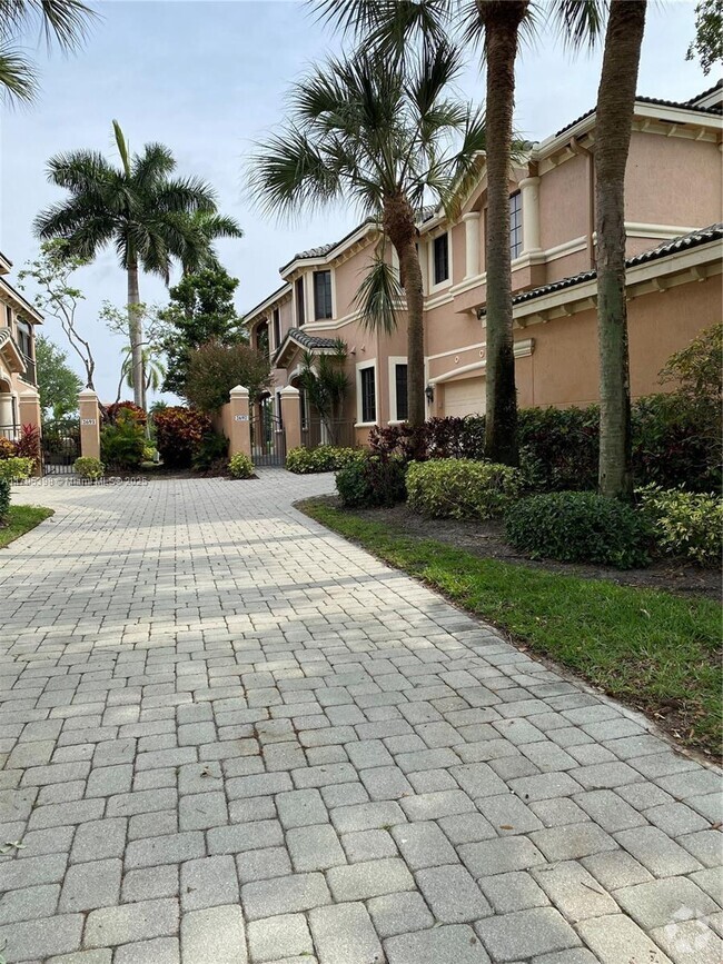 Building Photo - 2697 Center Ct Dr Unit 1-13 Rental