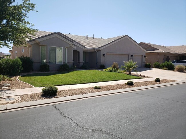 Single Level Home in Sun River With Golf C... - Single Level Home in Sun River With Golf C...