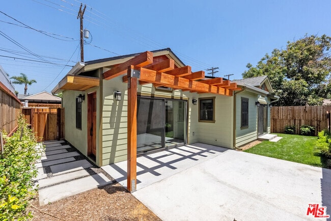 Building Photo - 418 N Frederic St Rental