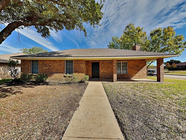 Building Photo - Spacious 3-Bed, 2-Bath Home with Garage, F...
