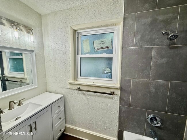 Photo - 1130 E 16th St