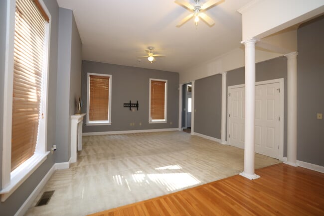 Sala de estar trasera - 852 Lincoln Ave Unidad A