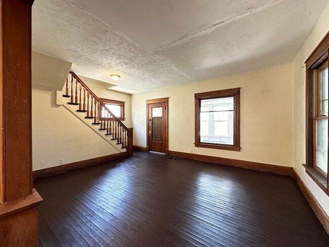 Building Photo - Large 2 bedroom house $750