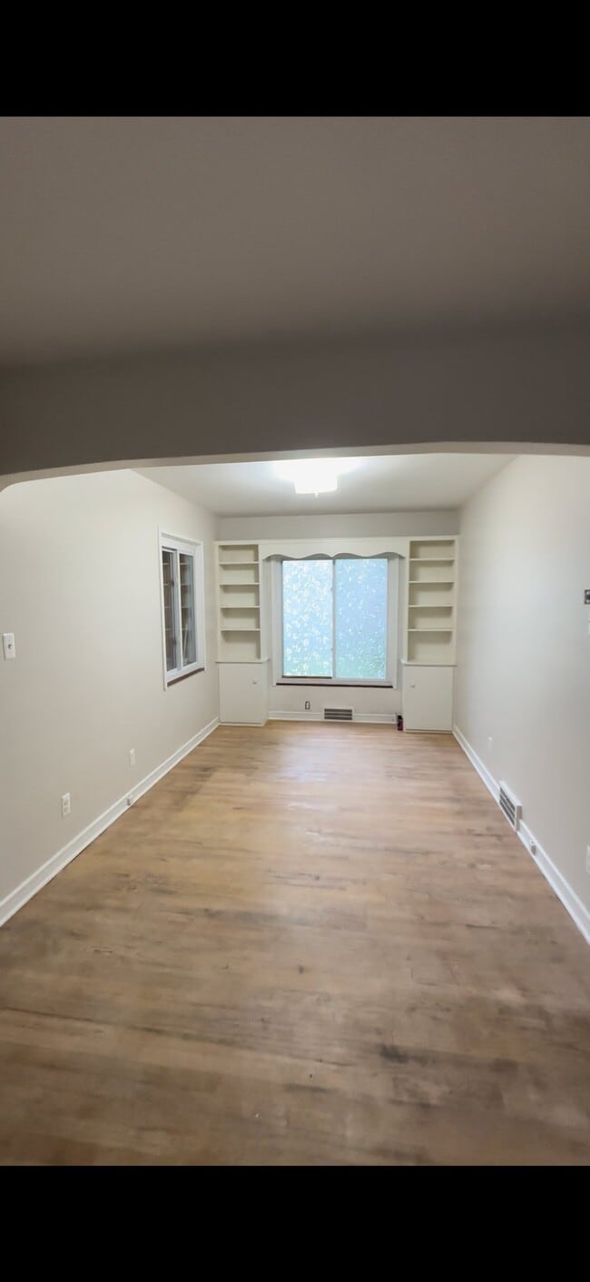 Building Photo - 806 Barney Ave