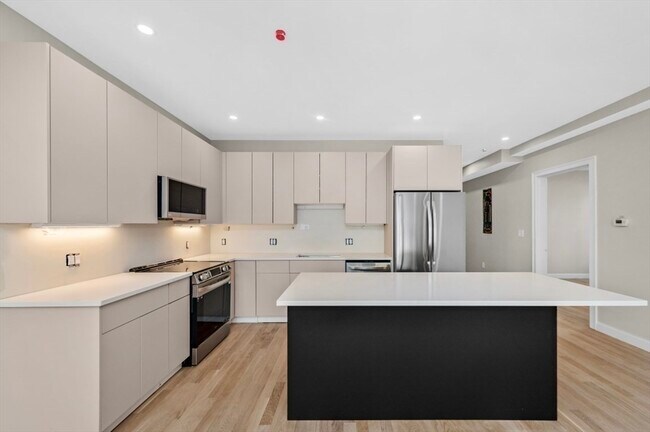 Building Photo - 42 Waverly St Rental