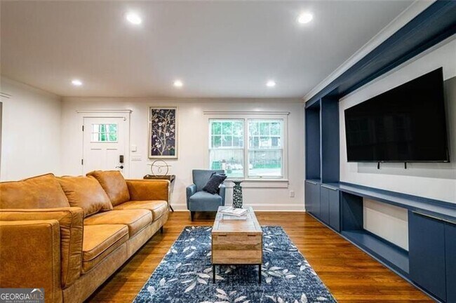 Photo - 120 Woodbine Cir SE