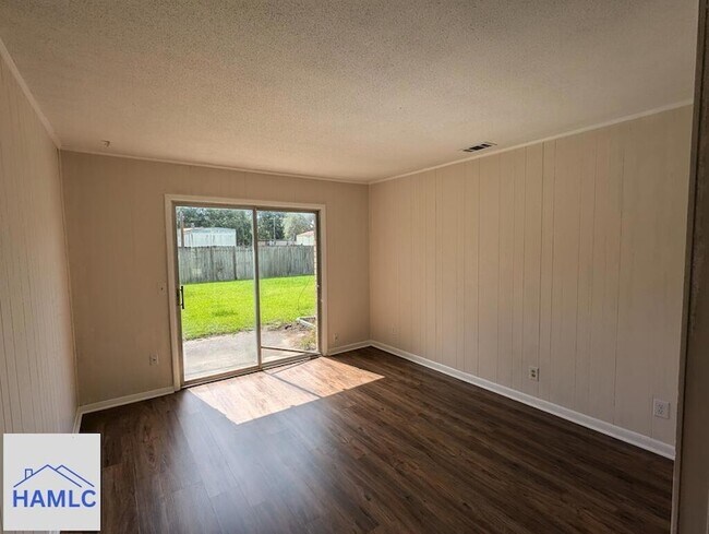 Photo - 979 Live Oak Dr
