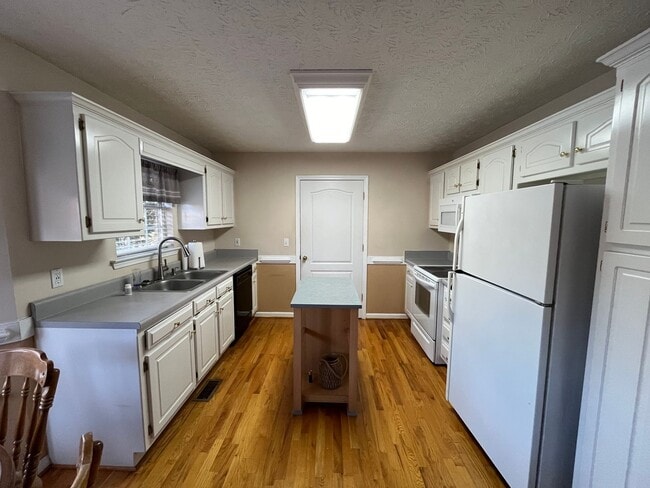 Photo - 3 Bedroom, 2 Bathroom - Home in Calhoun!