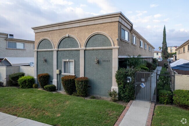 20218 Cohasset St - Forest Glen