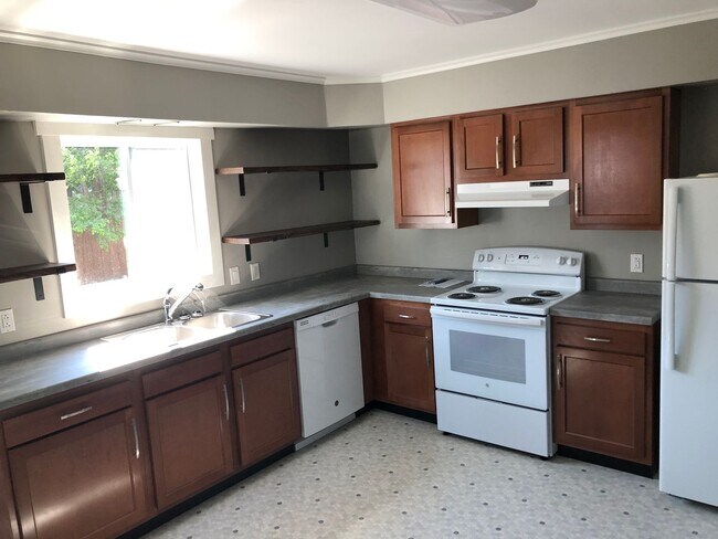 Photo - 3 BEDROOM HANCOCK HOUSE / 2 CAR GARAGE