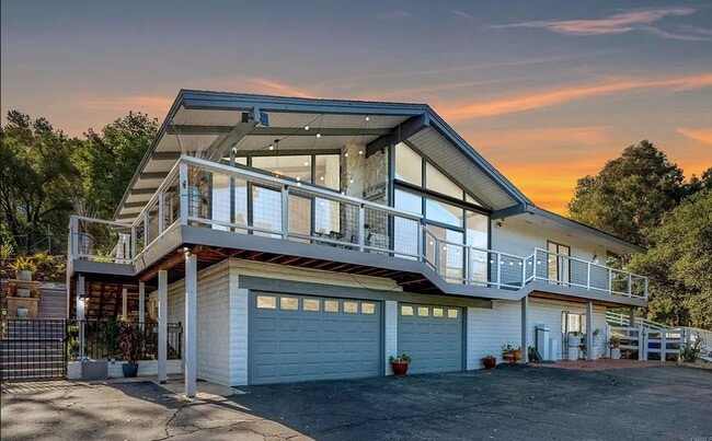 Photo - 26138 Jesmond Dene Rd