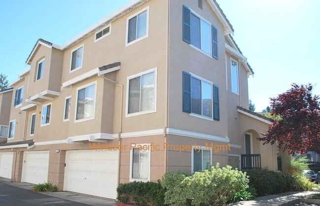 Photo - Sharp & Contemporary Townhouse in Beautiful Danville!