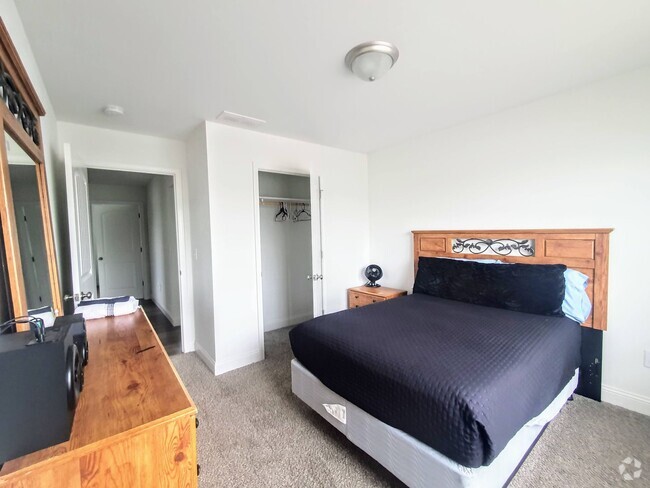 Building Photo - Beautiful home close to post