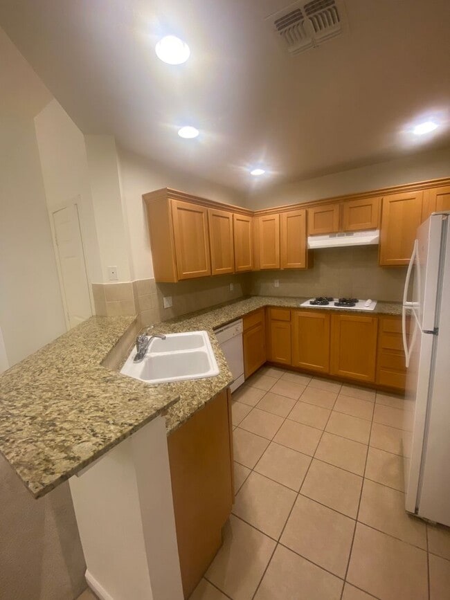Stunning Top Floor View Condo at Park Avenue! - Stunning Top Floor View Condo at Park Avenue!