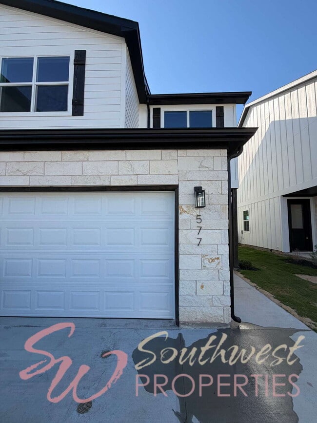 Building Photo - FOUR bedroom townhouse. Off campus living with easy, close to campus style!