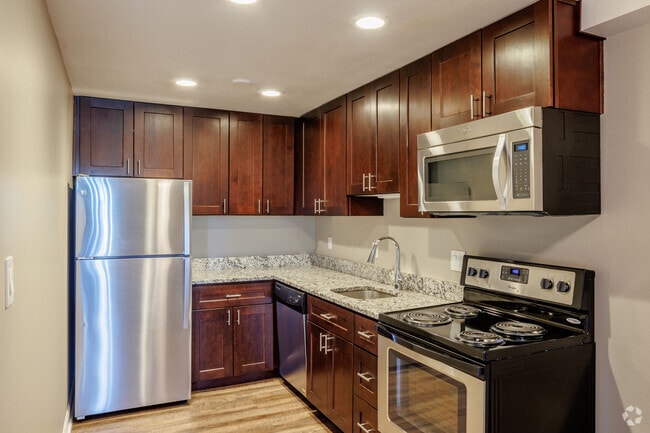 2BR, 1BA - 888SF