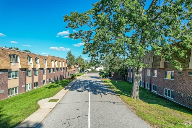 The Chesterfield - The Chesterfield Apartments