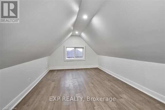 Photo - 734 Cannon St E