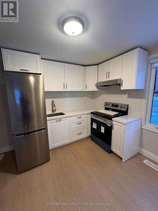 Photo - 8326 Kipling Ave