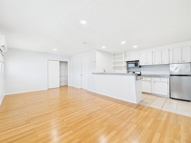 Building Photo - 304 E 33rd St Unit 26