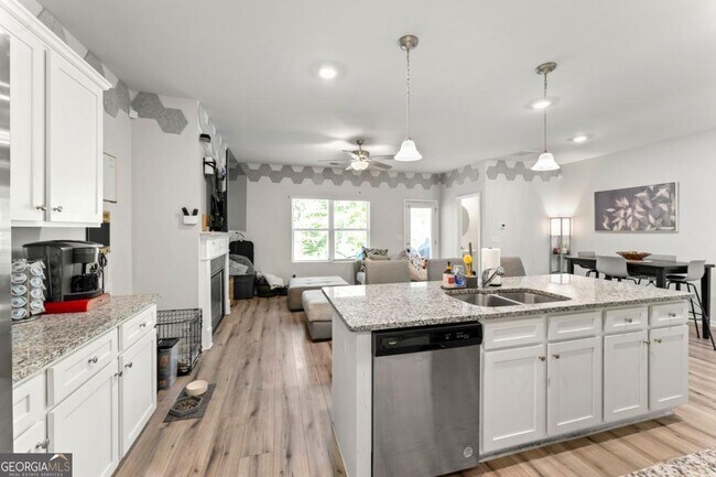 Photo - 1840 Fabian Wy SW
