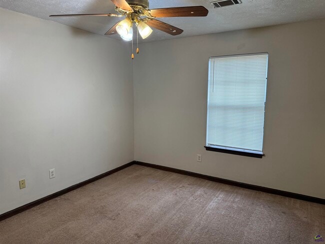 Photo - 108 Renoir Ln