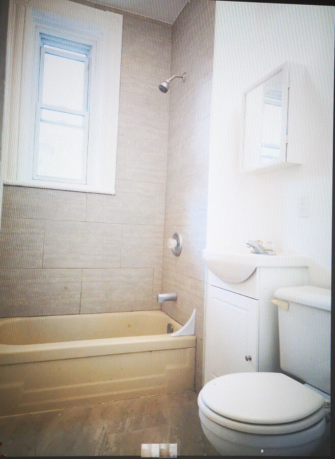 Bathroom - 979 Rue Saint-André Unit 979#2