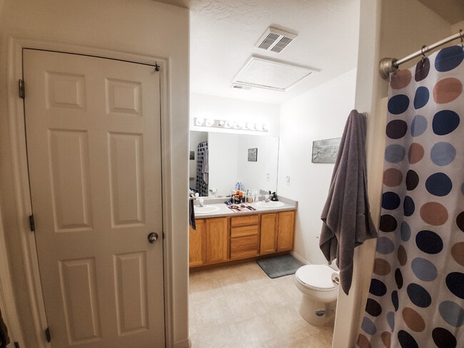 Building Photo - 1430 W Westbury Way Unit L