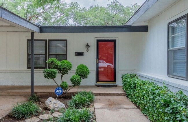 Building Photo - AVAILABLE FOR PRE-LEASE - Charming and Remodeled 3 Bedroom