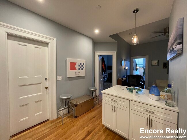 Photo - 464 Beacon St
