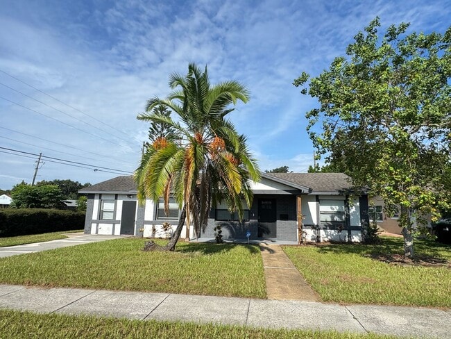 Building Photo - Charming 3-Bedroom Pool Home in Desirable ...