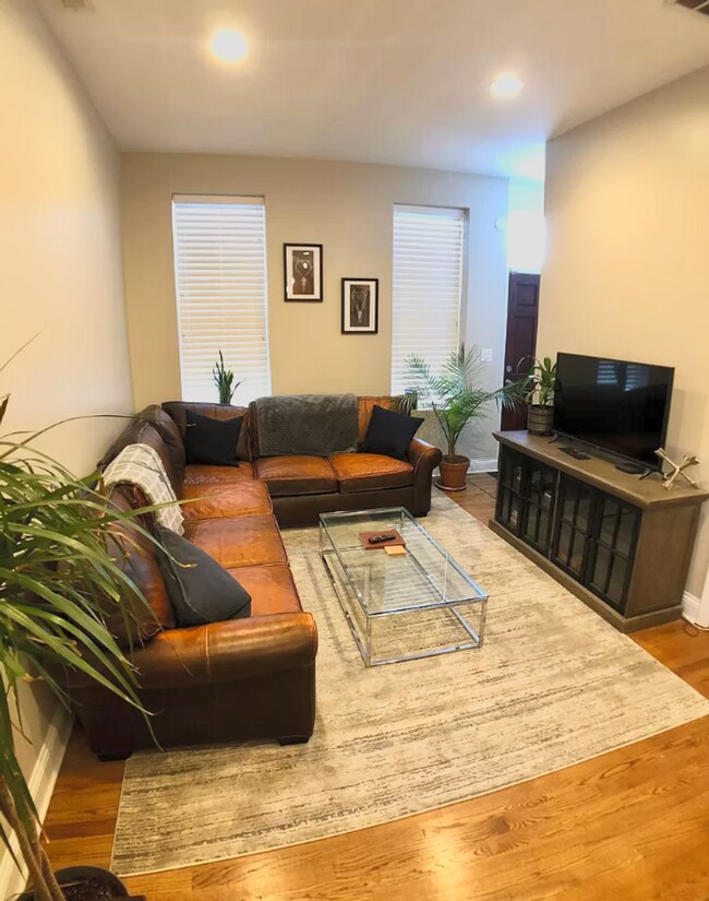 Photo - 1821 N Hermitage