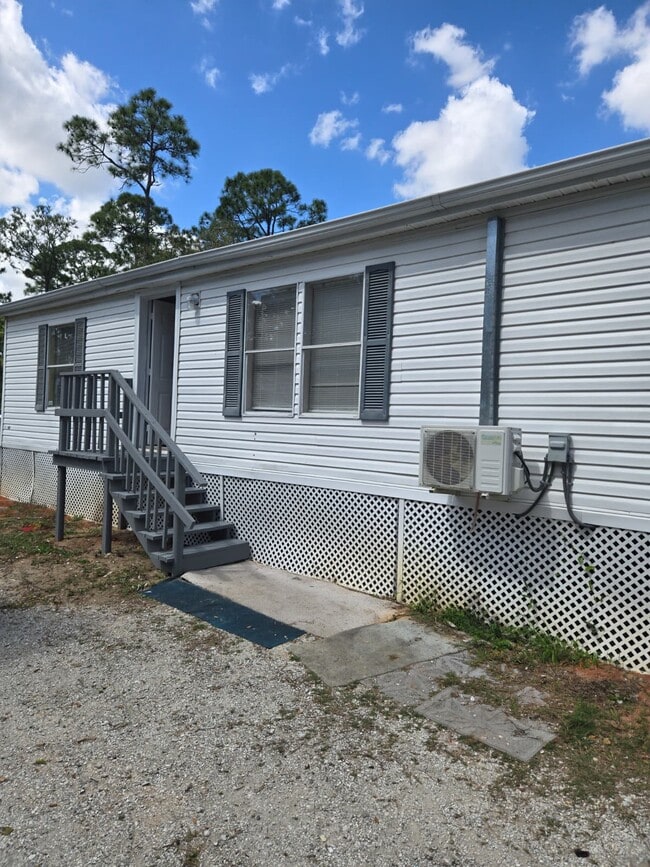 Building Photo - 910 W Maxanna Blvd