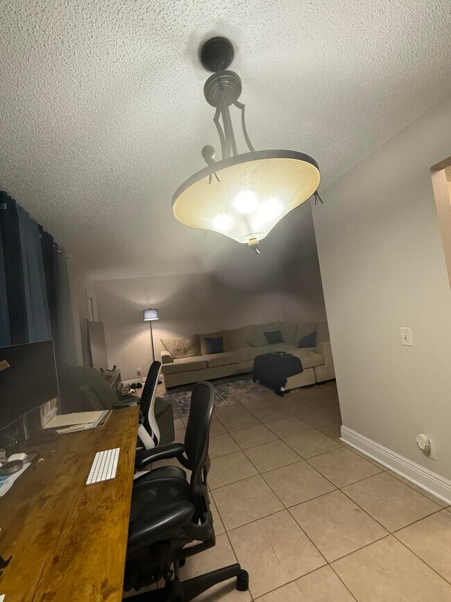 Photo - 915 Meadows Cir